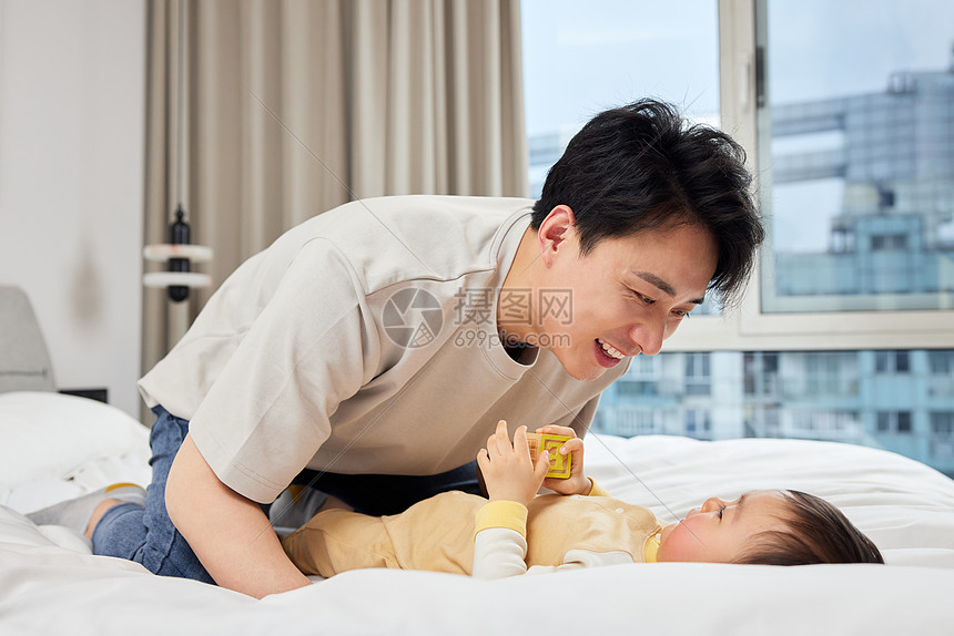 年轻爸爸哄宝宝睡觉图片