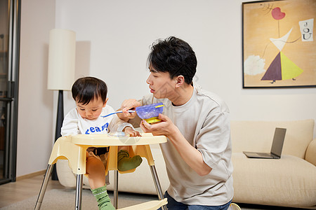 妈妈给宝宝洗泡泡浴年轻爸爸给小宝宝喂食困难背景