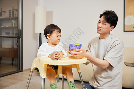 厌食宝宝和发愁的爸爸背景图片