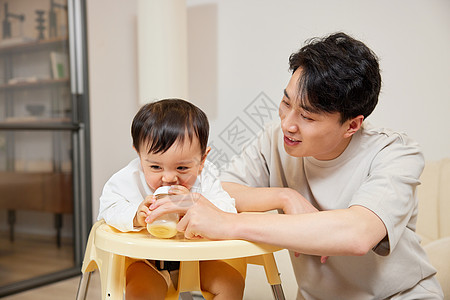 喝奶的男人喂宝宝喝奶的年轻奶爸背景