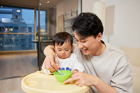 居家爸爸给宝宝喂食图片