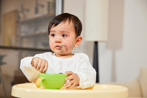 宝宝边哭泣边吃婴儿辅食图片