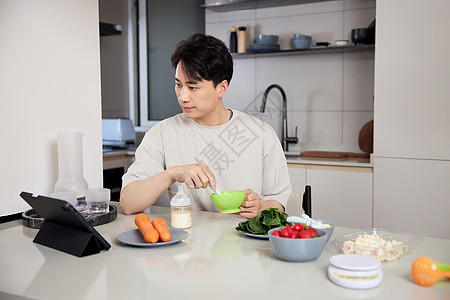 年轻奶爸学习制作宝宝辅食背景图片