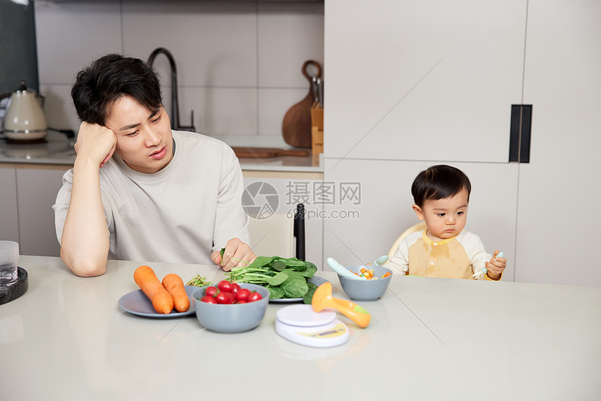 照顾宝宝饮食劳累的父亲图片