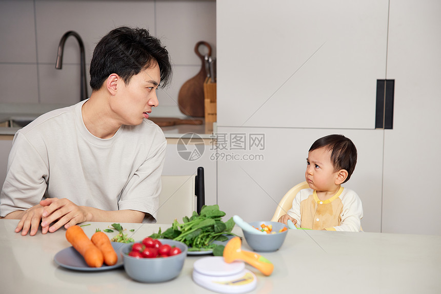 给宝宝做辅食疲惫的父亲图片