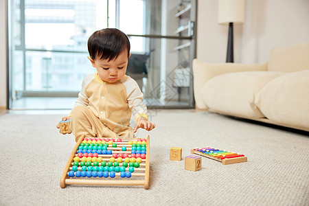 婴幼儿小宝宝独自坐在客厅玩耍图片