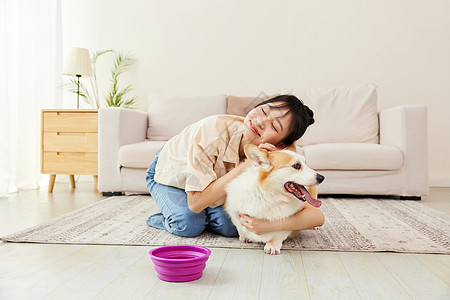 柯基犬白底女主人与宠物犬亲密互动背景