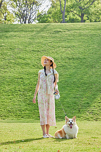 宠物狗狗和女主人在公园散步郊游图片
