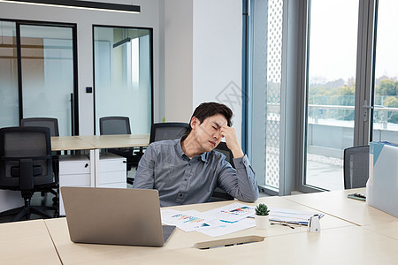 商务职场男性上班感觉疲惫图片