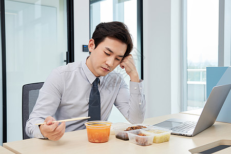 商务白领男性吃饭没胃口图片