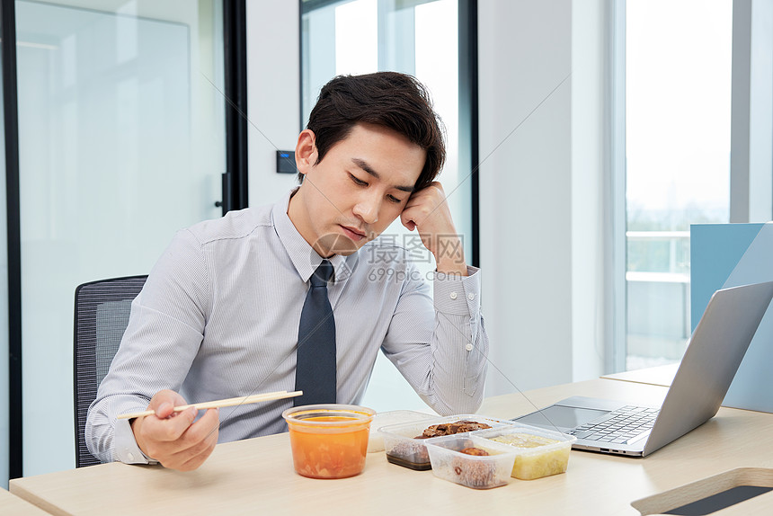 商务白领男性吃饭没胃口高清图片下载-正版图片507710114-摄图网