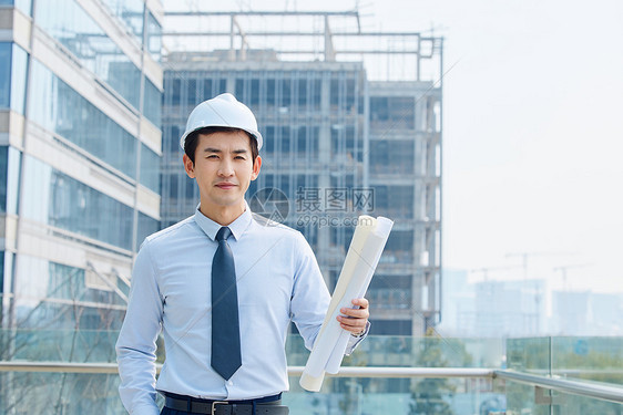 地产工程师手拿建筑图纸图片