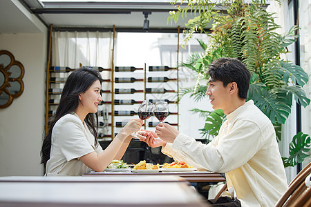 甜蜜情侣度餐厅喝红酒庆祝图片