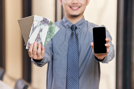男导购展示瓷砖和手机图片