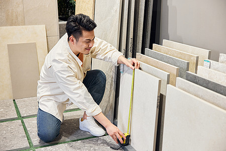 青年男性建材市场挑选瓷砖图片