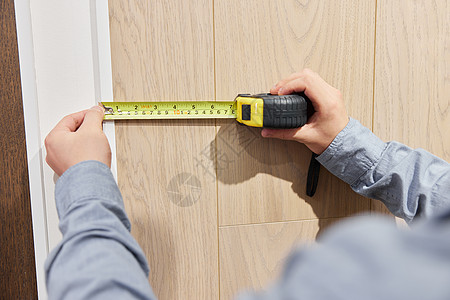 测量木地板特写图片