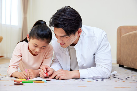 年轻爸爸与女儿制作贺卡高清图片