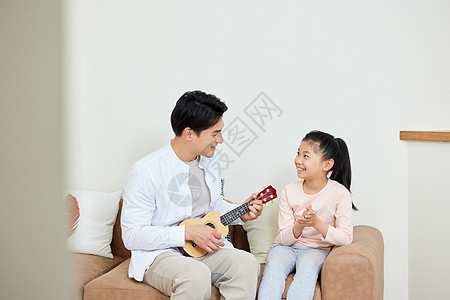 父亲给女儿弹奏尤克里里图片