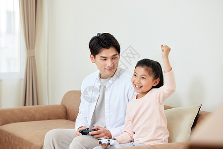 假期父女在家玩电子游戏获胜图片