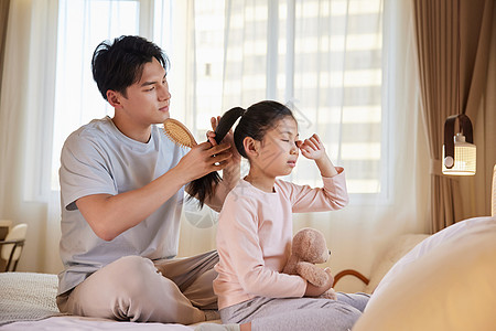早上父亲帮女儿梳头发高清图片