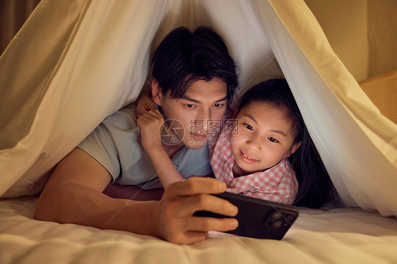 深夜父女藏在被窝里玩手机图片