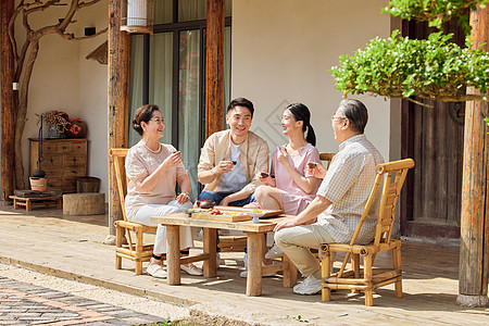 一家人喝茶年轻夫妻节假日回家陪父母喝茶聊天背景