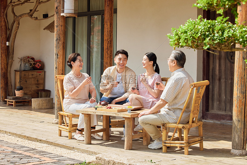 年轻夫妻节假日回家陪父母喝茶聊天图片