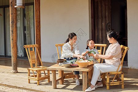 一起吃粽子三代人一起在院子里包粽子背景