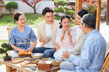 中秋节家庭团聚吃月饼图片