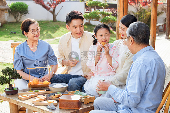 中秋节家庭团聚吃月饼图片