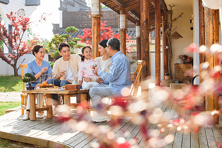 一家人在院子里喝茶聊天背景图片