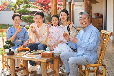 中秋节家庭团聚吃月饼图片