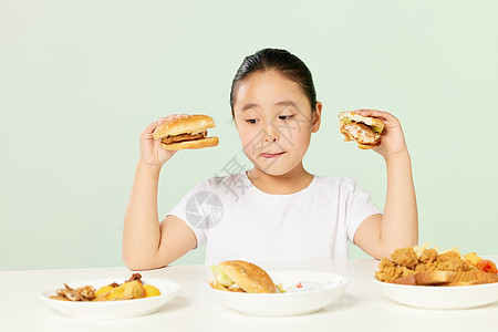小女孩嘴馋高热量食物图片