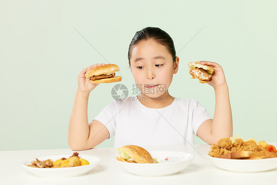 小女孩嘴馋高热量食物图片