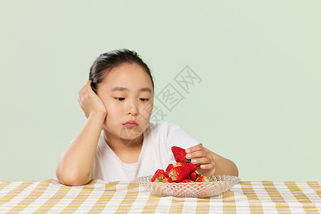 小女孩不爱吃草莓背景图片