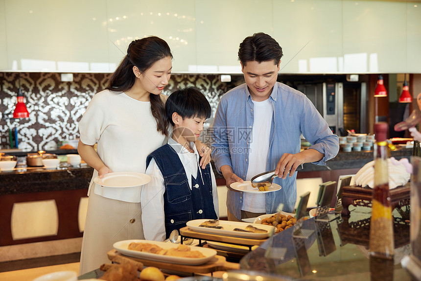 在自助餐厅取餐一家人图片