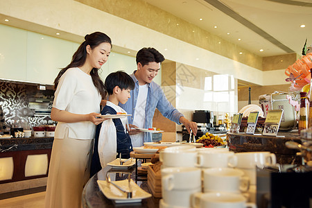 自助餐厅取餐的一家三口图片