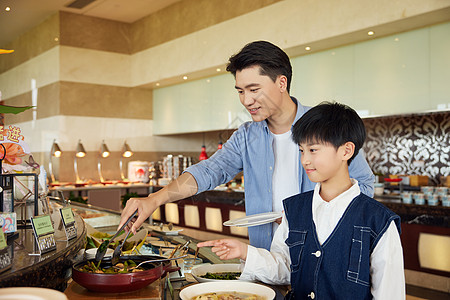 父子在自助餐厅吃饭图片