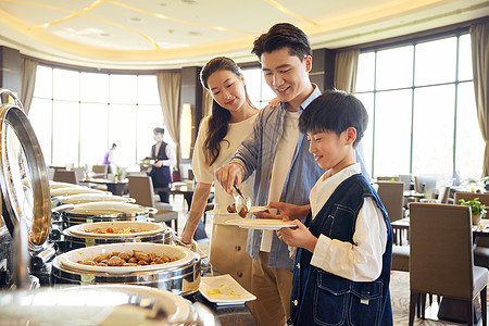 美食摆放一家人在自助餐厅取餐背景