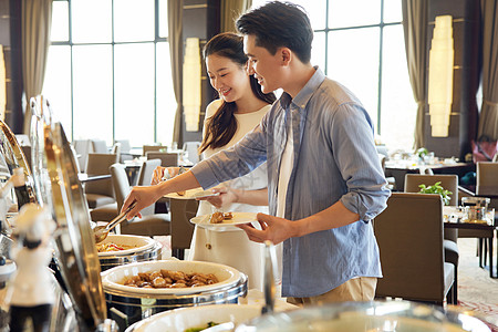 在餐厅约会的情侣情侣在酒店餐厅自助挑选菜品背景