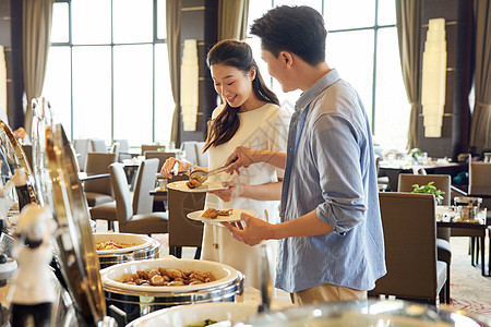 情侣在自助餐厅约会图片