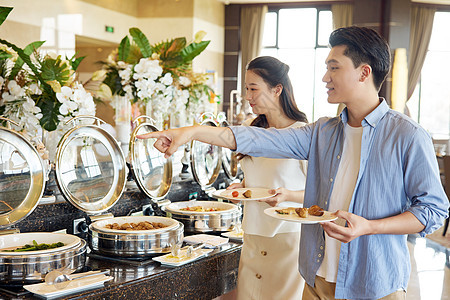 情侣在自助餐厅约会图片