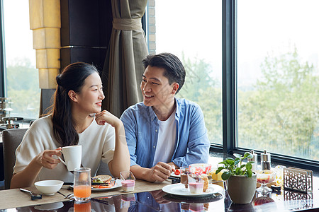 在餐厅约会的情侣男女在餐厅相亲聊天背景