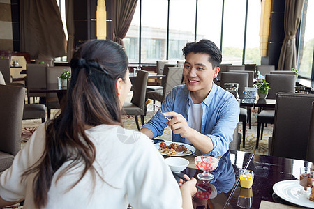 在自助餐厅吃饭的情侣图片