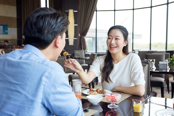 在自助餐厅吃饭图片