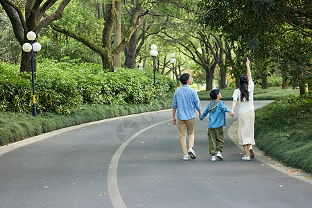 休闲下午一家人公园里散步背影背景