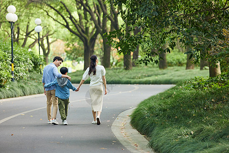 一家人在公园散步背影图片