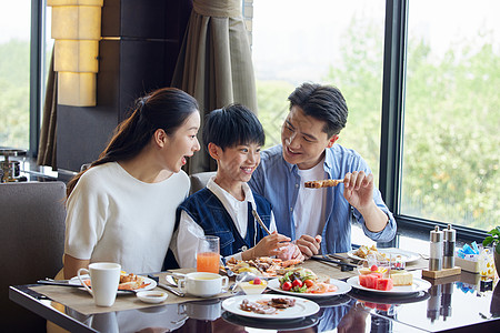 一家人在餐厅吃自助餐高清图片