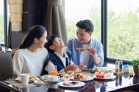 一家人在酒店享用自助餐图片