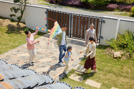 一家五口在院子里放风筝图片